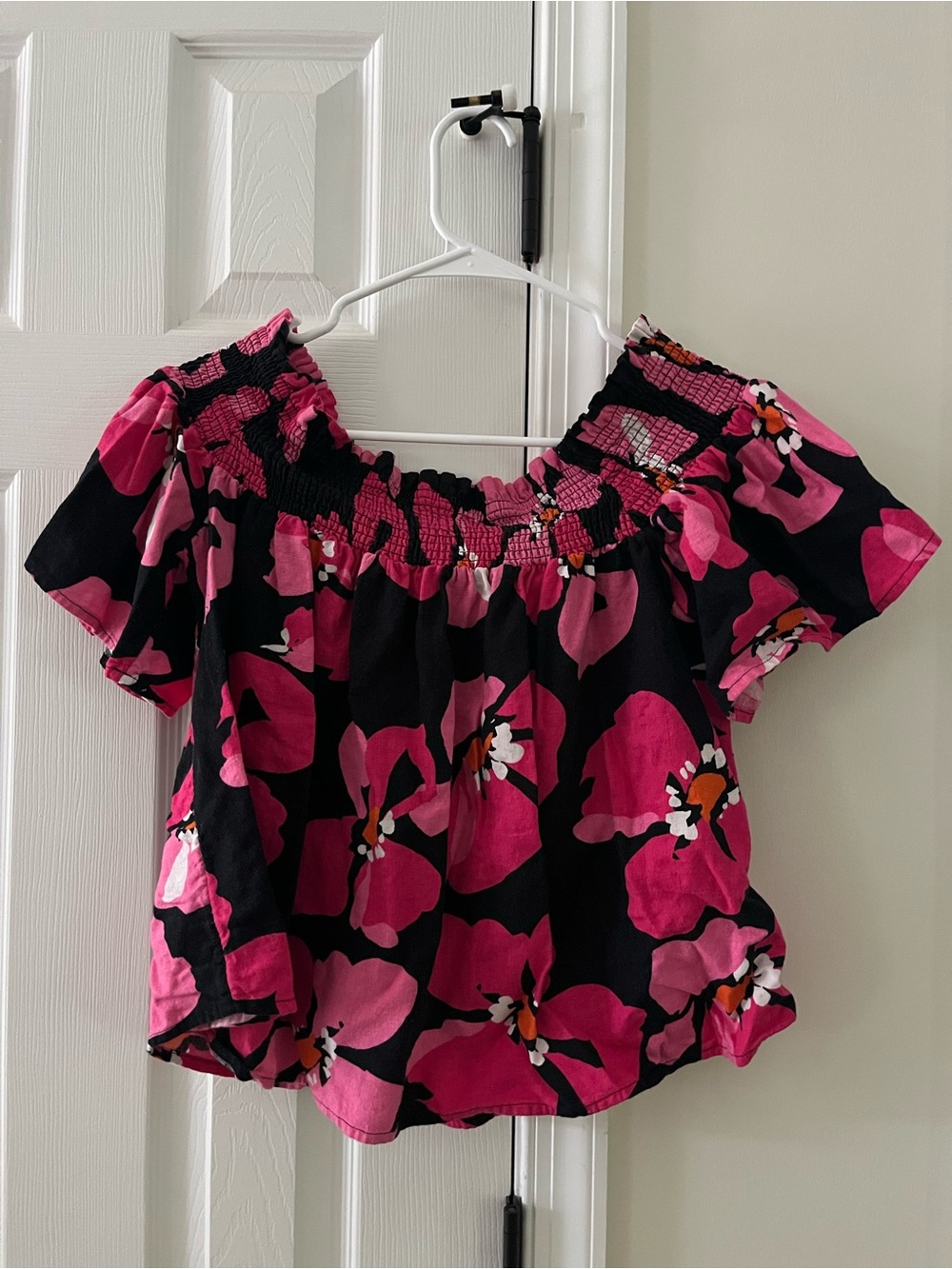 Who What Wear Pink Floral Smocked Off-Shoulder Crop Top - Black/Pink